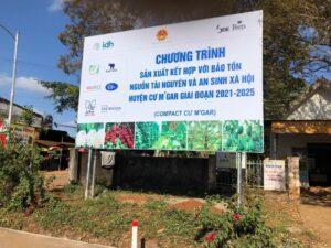 thi công pano quảng cáo ngoài trời BMT